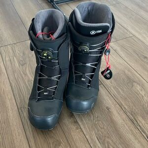 Like new Nidecker Snowboard boots. Men’s size 11.
